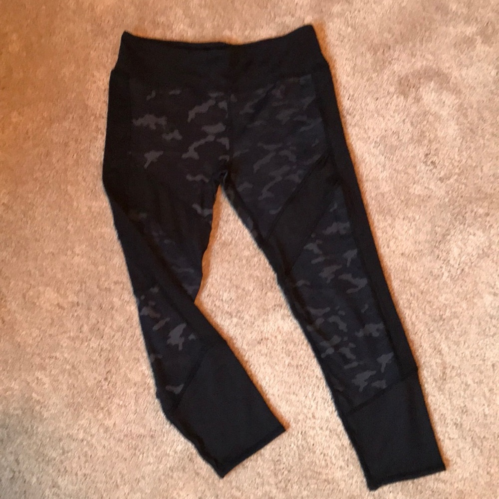 Threads 4 Thought camo Capri tights size Medium